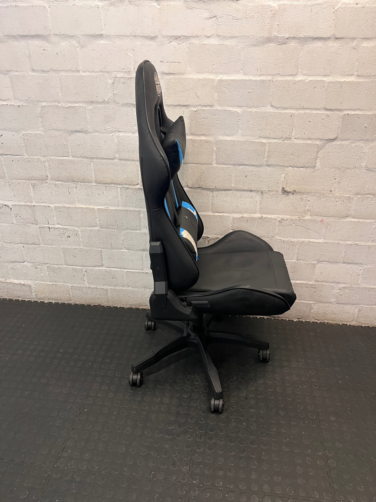 Cooler Master Ergonomic Gaming Chair with Cushions – side view