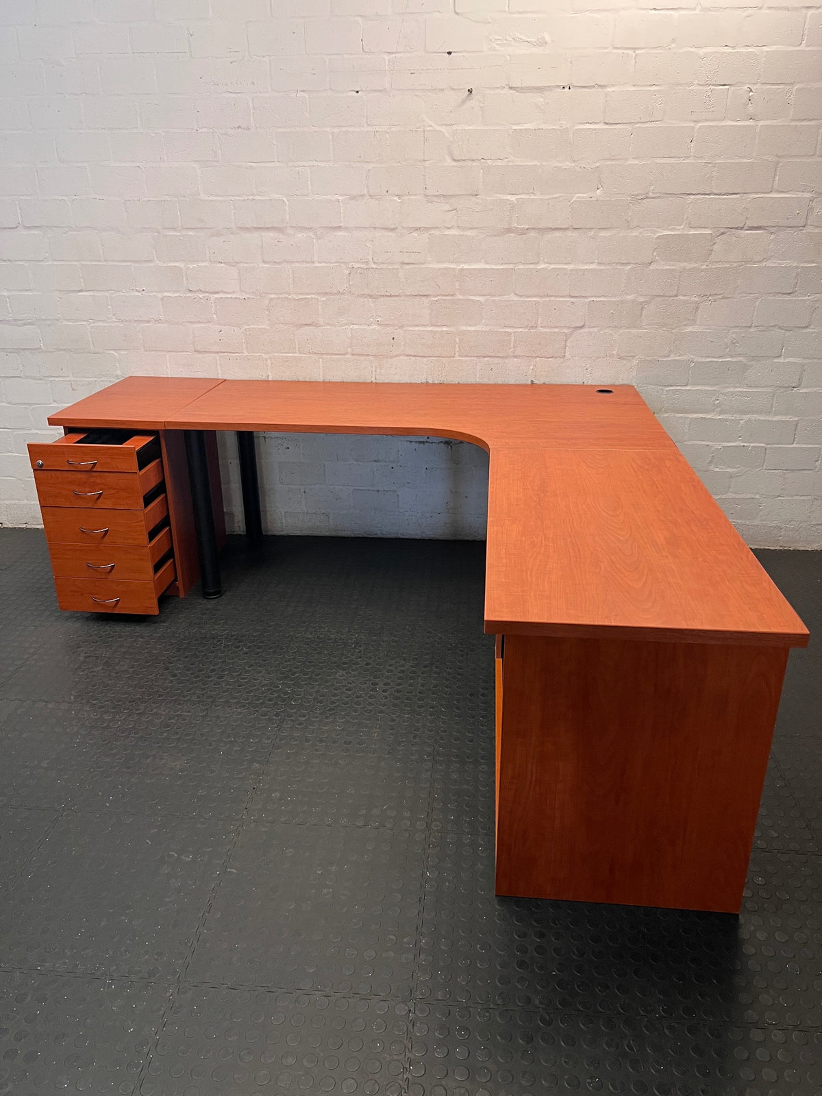 L-Shaped Office Desk with 4-Drawer Pedestal – condition detail
