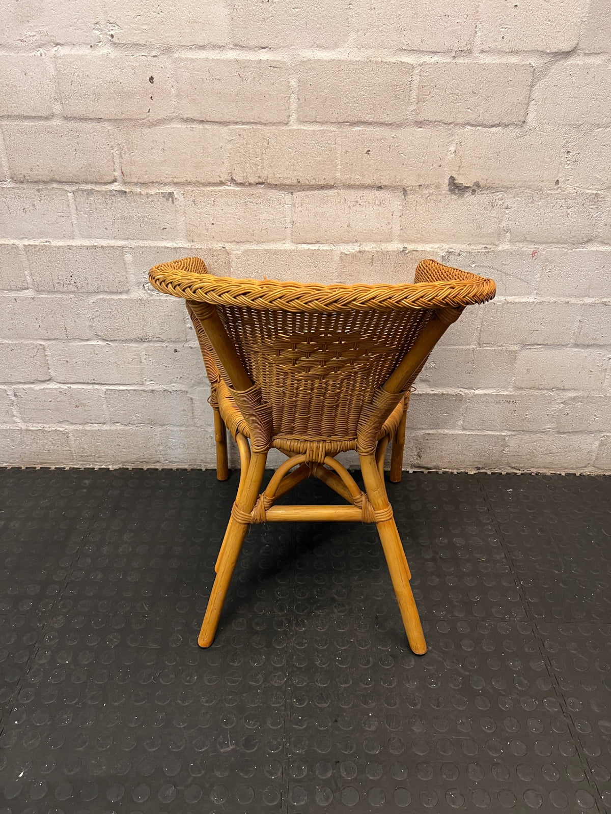 Woven Wicker Accent Chair with Curved Backrest – condition detail