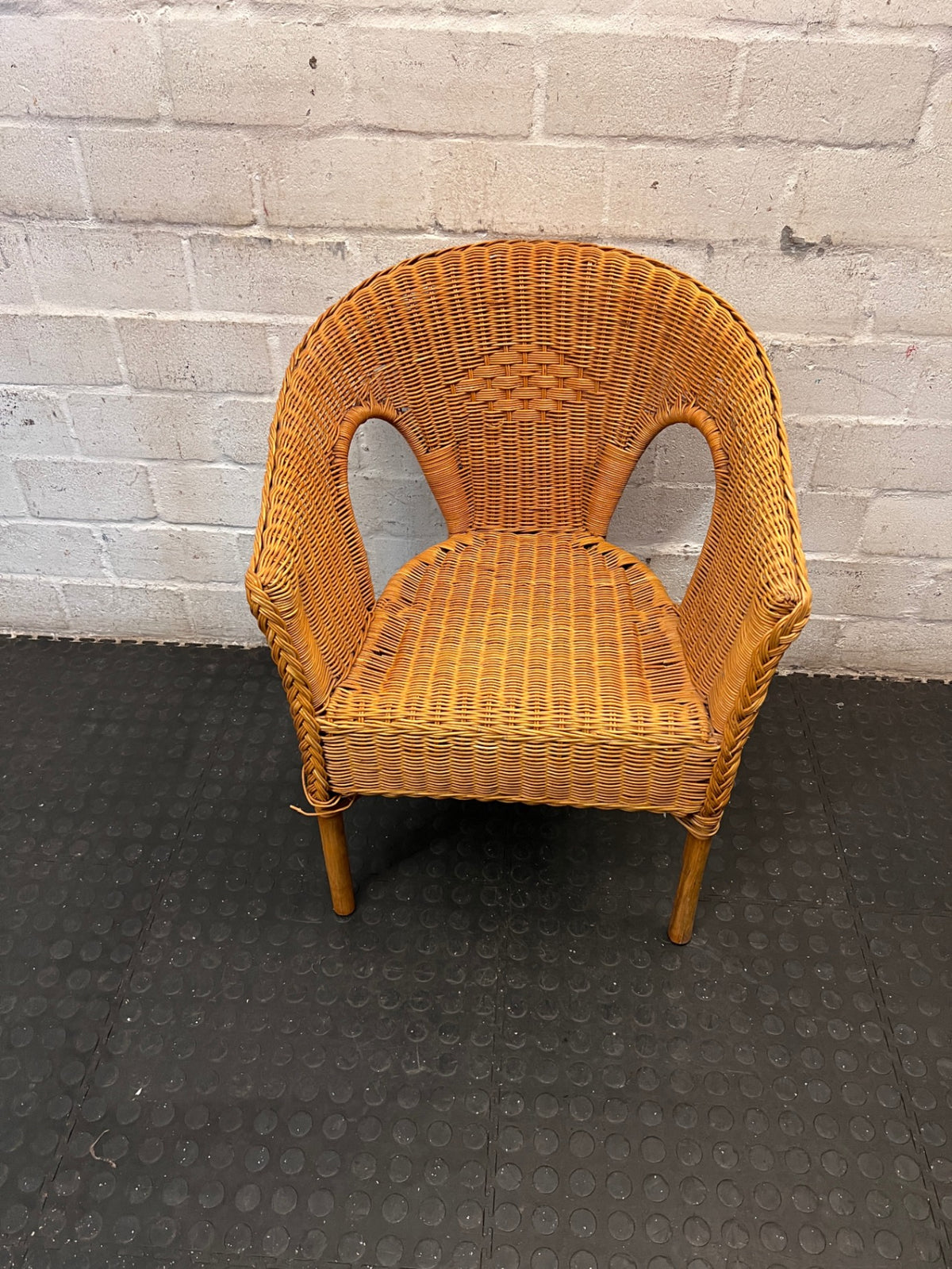 Woven Wicker Accent Chair with Curved Backrest – main front view