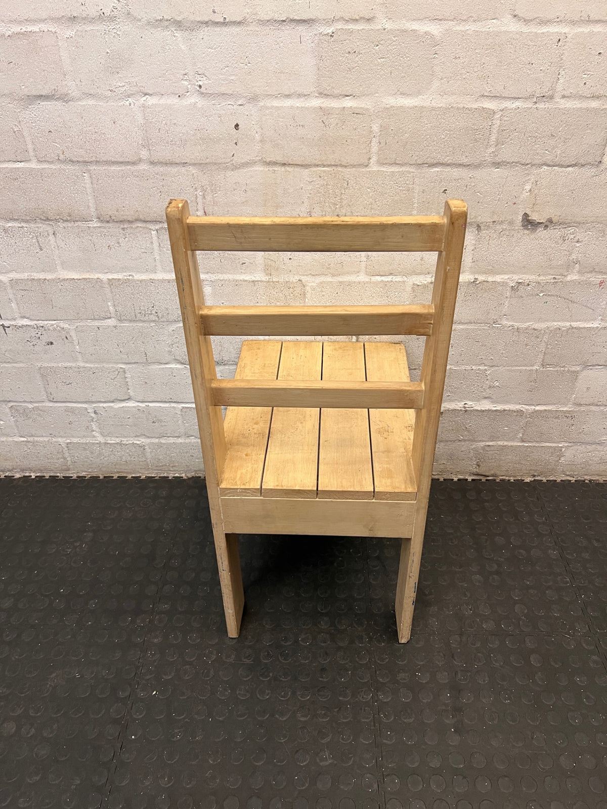 Rustic Ladder-Back Wooden Dining Chair – condition detail