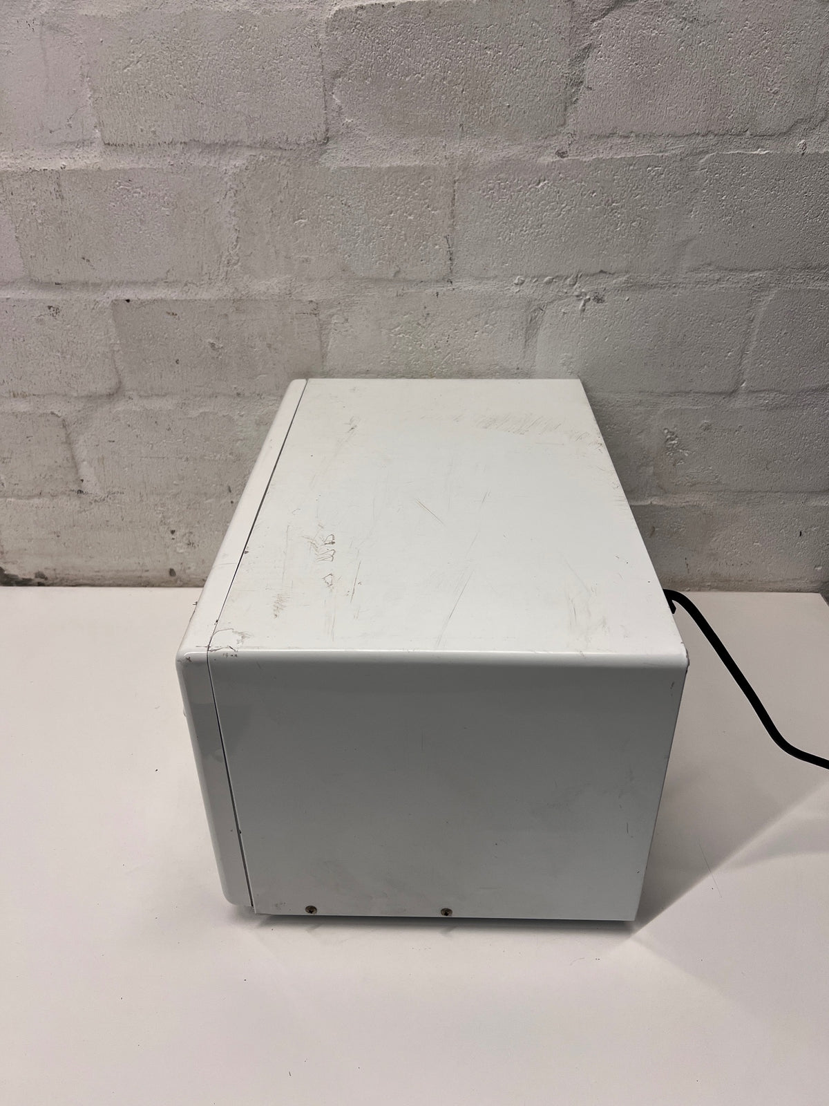 LG Intellowave Countertop Microwave in White — Burning Odour During Use and Missing Internal Plate – condition detail