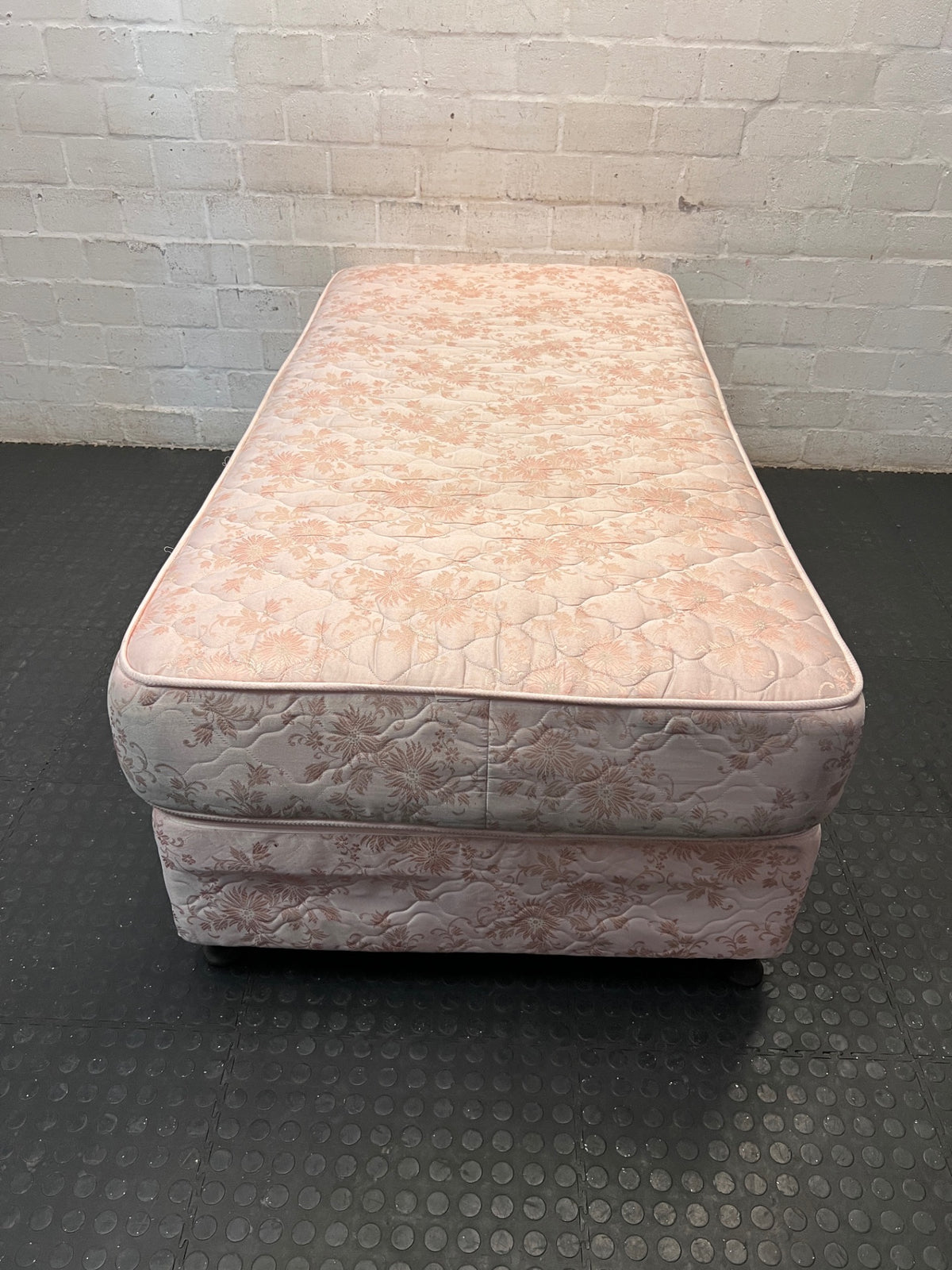 Floral Upholstered Single Base Set in Pink – top view