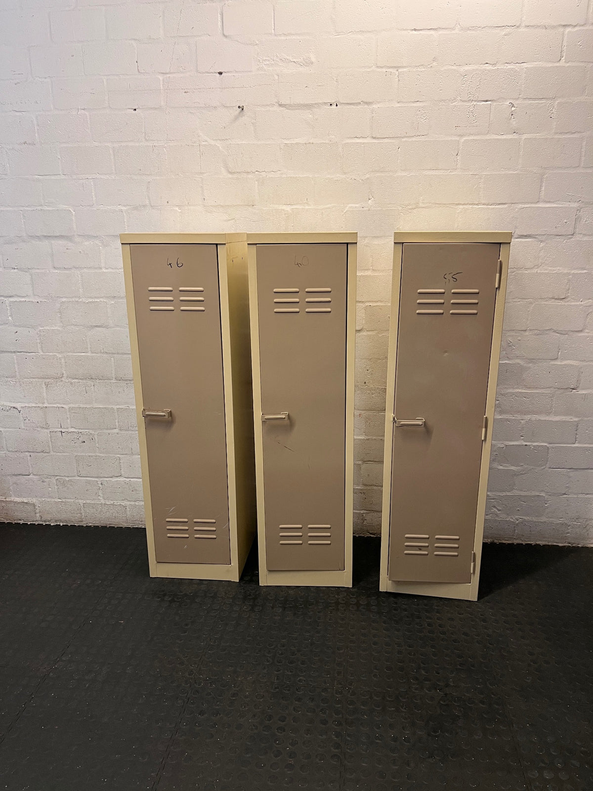 Two-Tone Single Door Steel Locker – condition detail