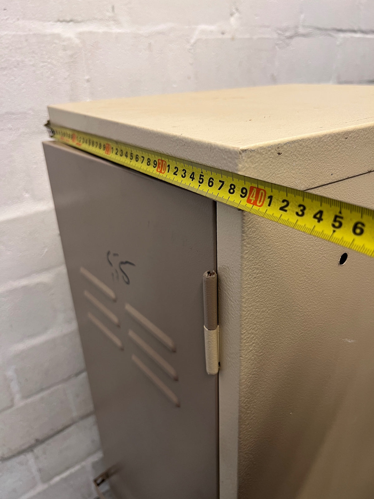 Two-Tone Single Door Steel Locker – depth measurement