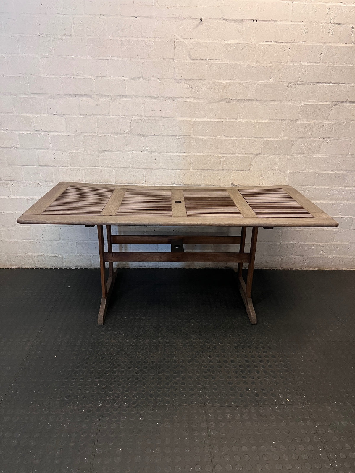 Wooden Rectangular Outdoor Dining Table – condition detail