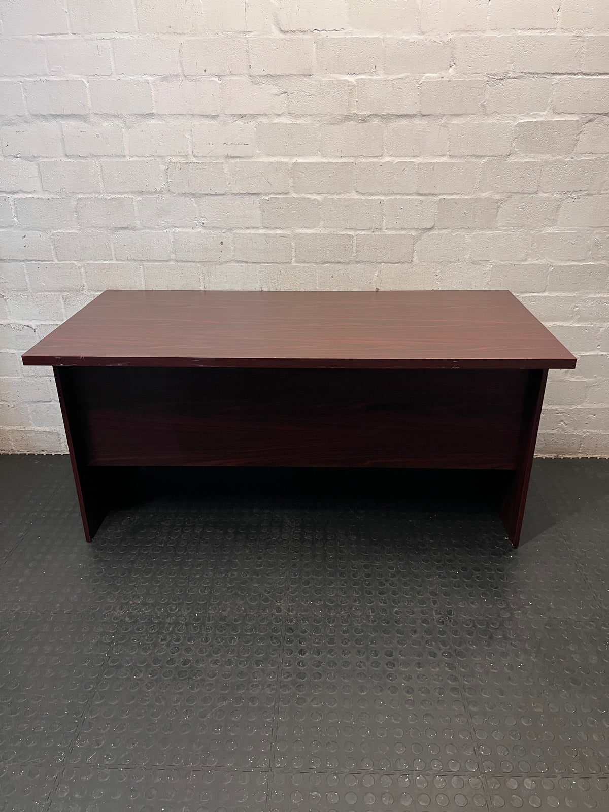 Mahogany Finish Office Desk Shell (1600mm) – condition detail