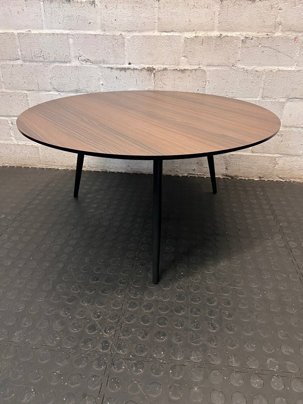 Round Wood-Grain Finish Coffee Table with Tapered Legs – condition detail