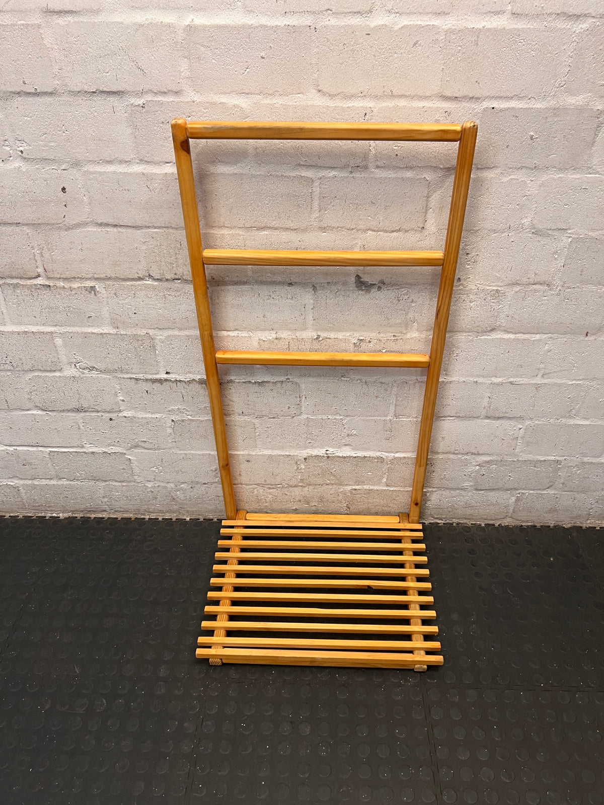 Freestanding Wooden Towel Rack with Slatted Base – main front view