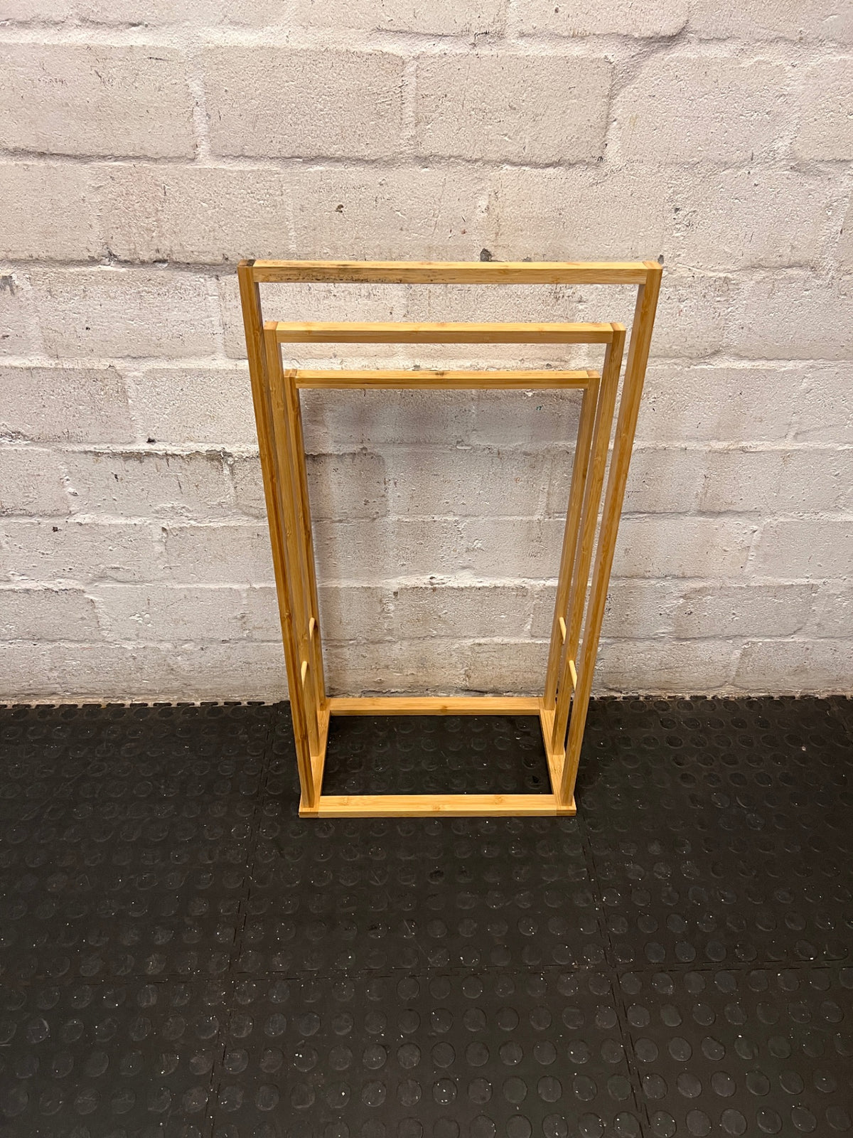 Freestanding Oak-Tone Tiered Towel Rail – condition detail