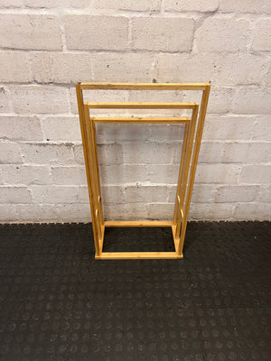 Freestanding Oak-Tone Tiered Towel Rail – condition detail