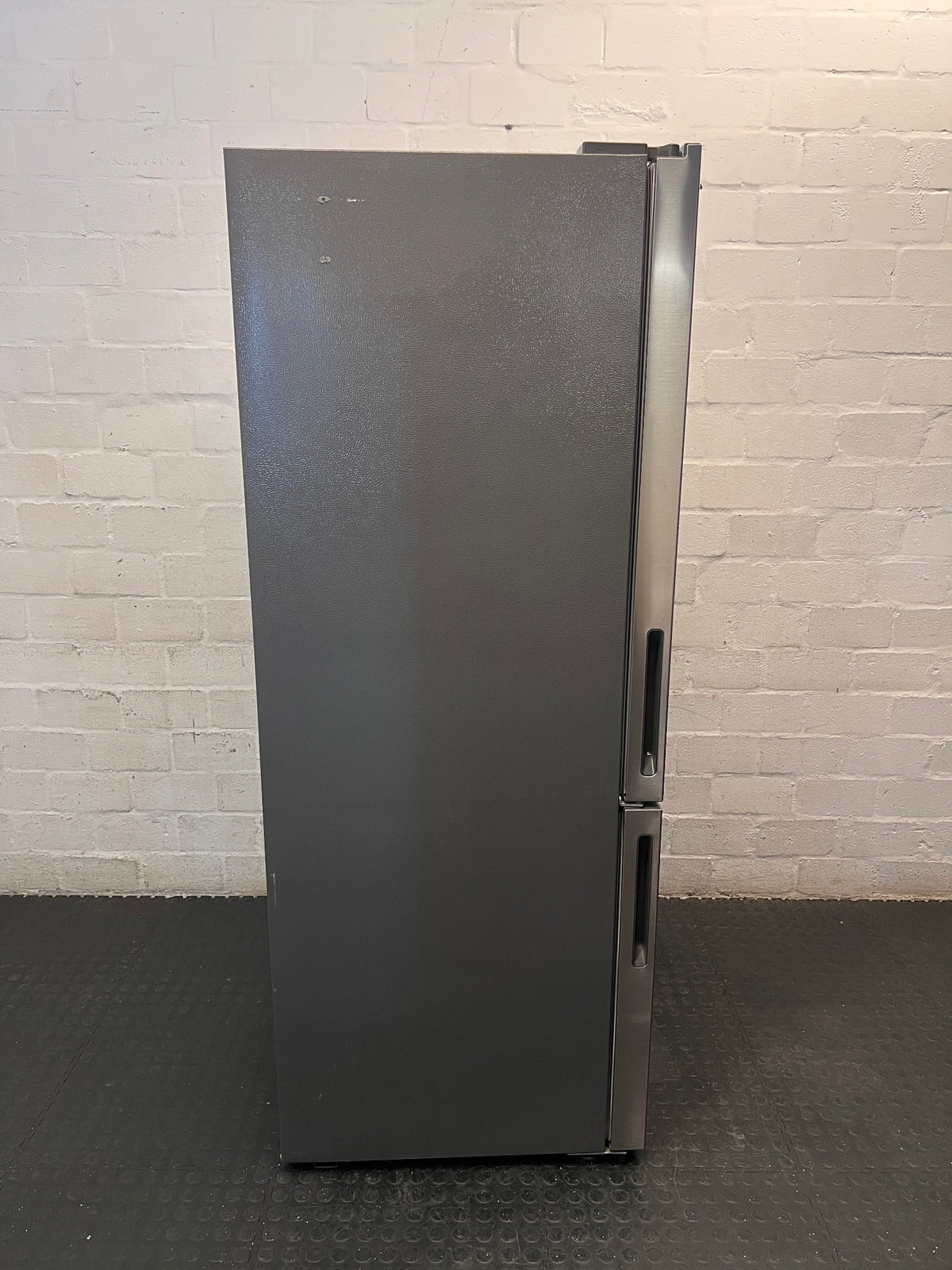 Hisense Brushed Steel Fridge Freezer with Water Dispenser – top view
