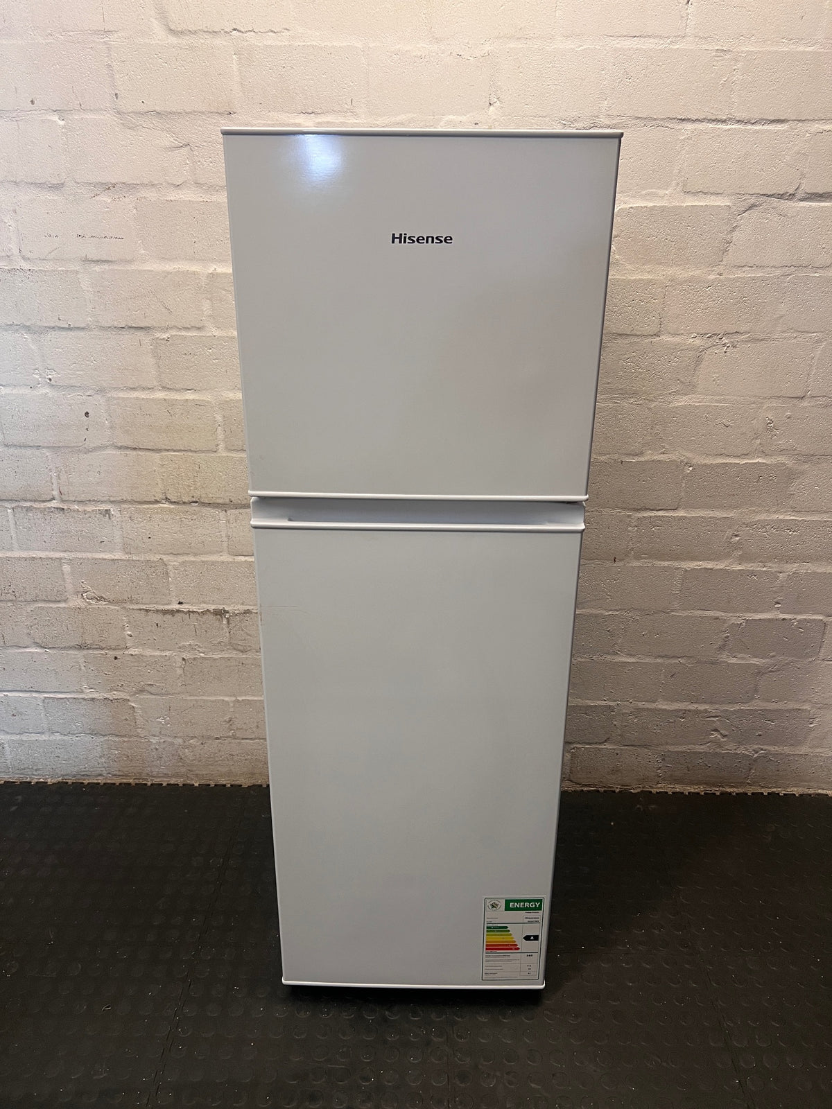 Hisense 154L Top-Mount Fridge Freezer in White – main front view