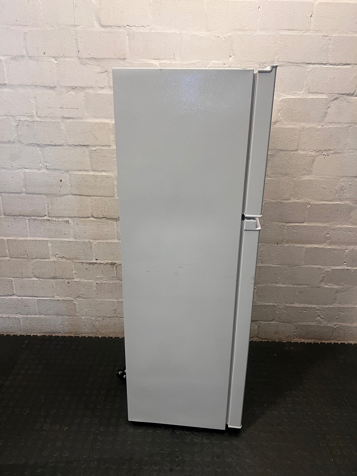 Hisense 154L Top-Mount Fridge Freezer in White – top view