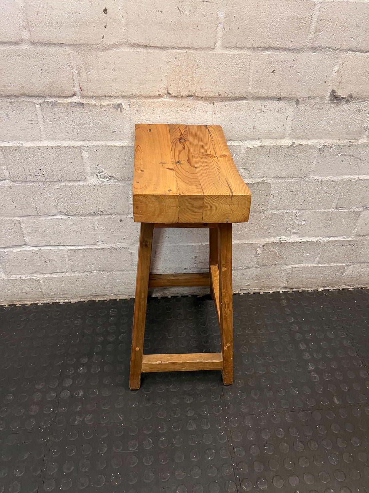 Contoured Wooden Bar Stool in Oak Finish – condition detail