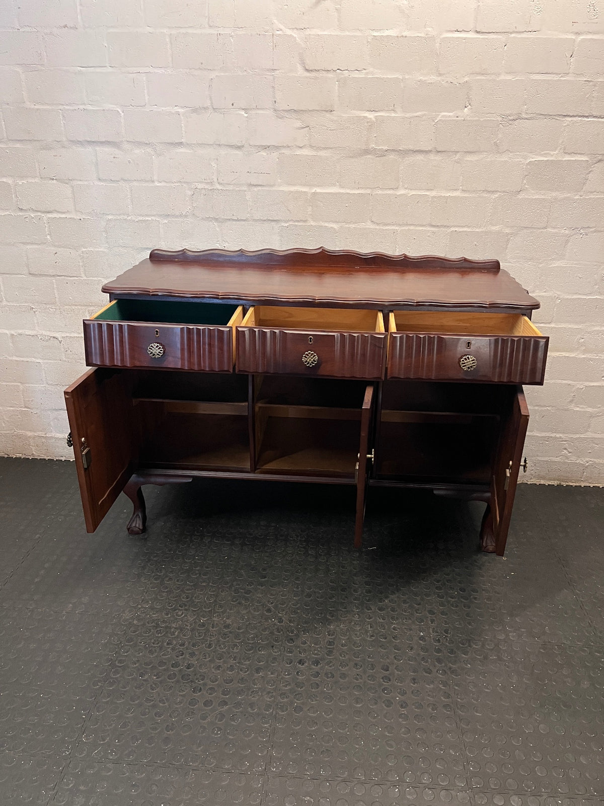 Vintage-Style Wooden Sideboard with Scalloped Detail – side view
