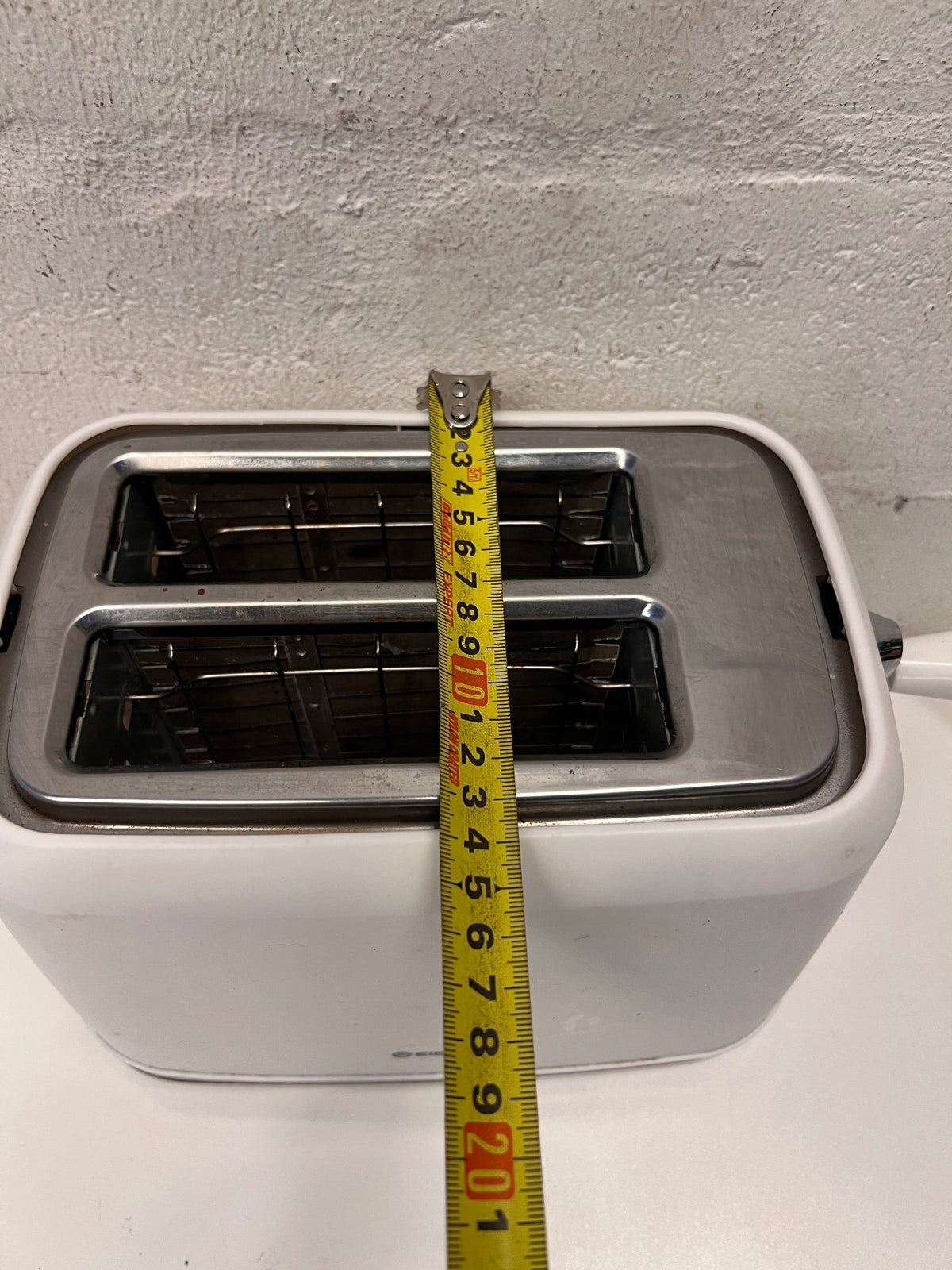 White Kelvinator 2-Slice Toaster – width measurement