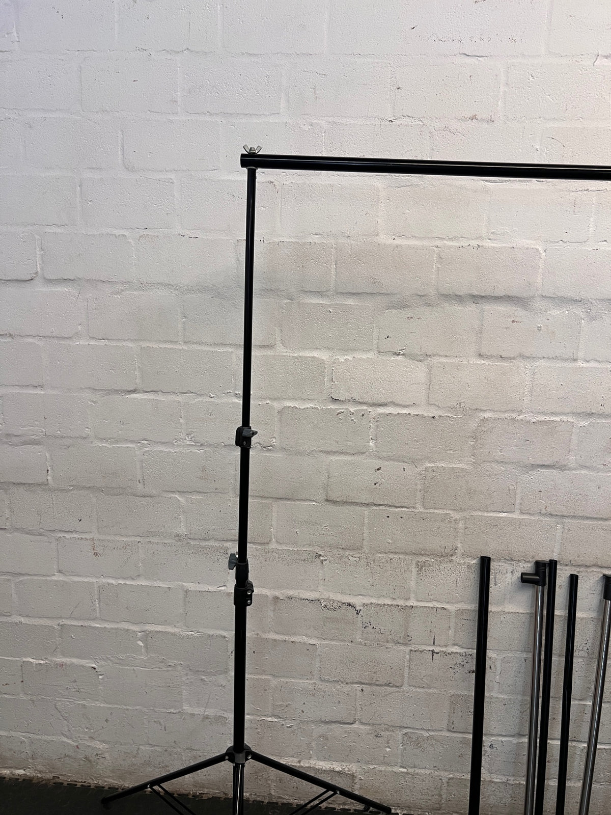 Adjustable Metal Backdrop Stand in Black – condition detail