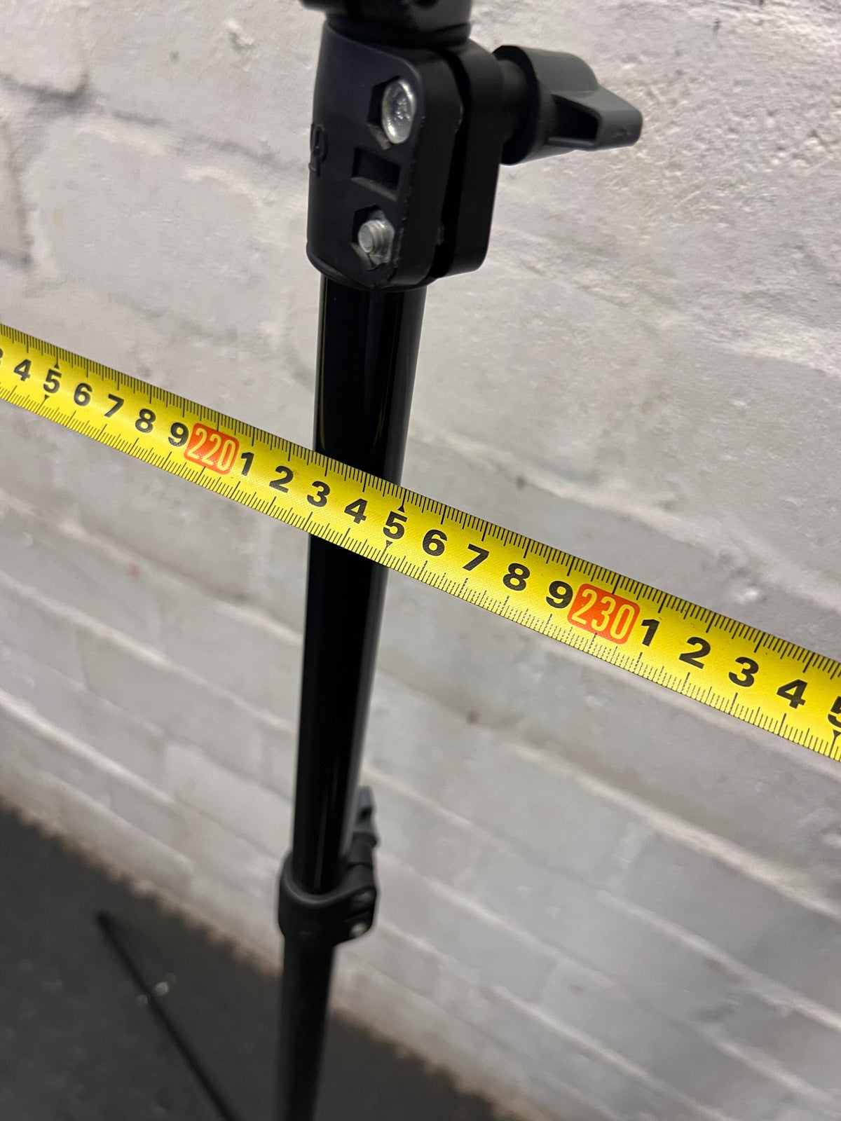 Adjustable Metal Backdrop Stand in Black – width measurement