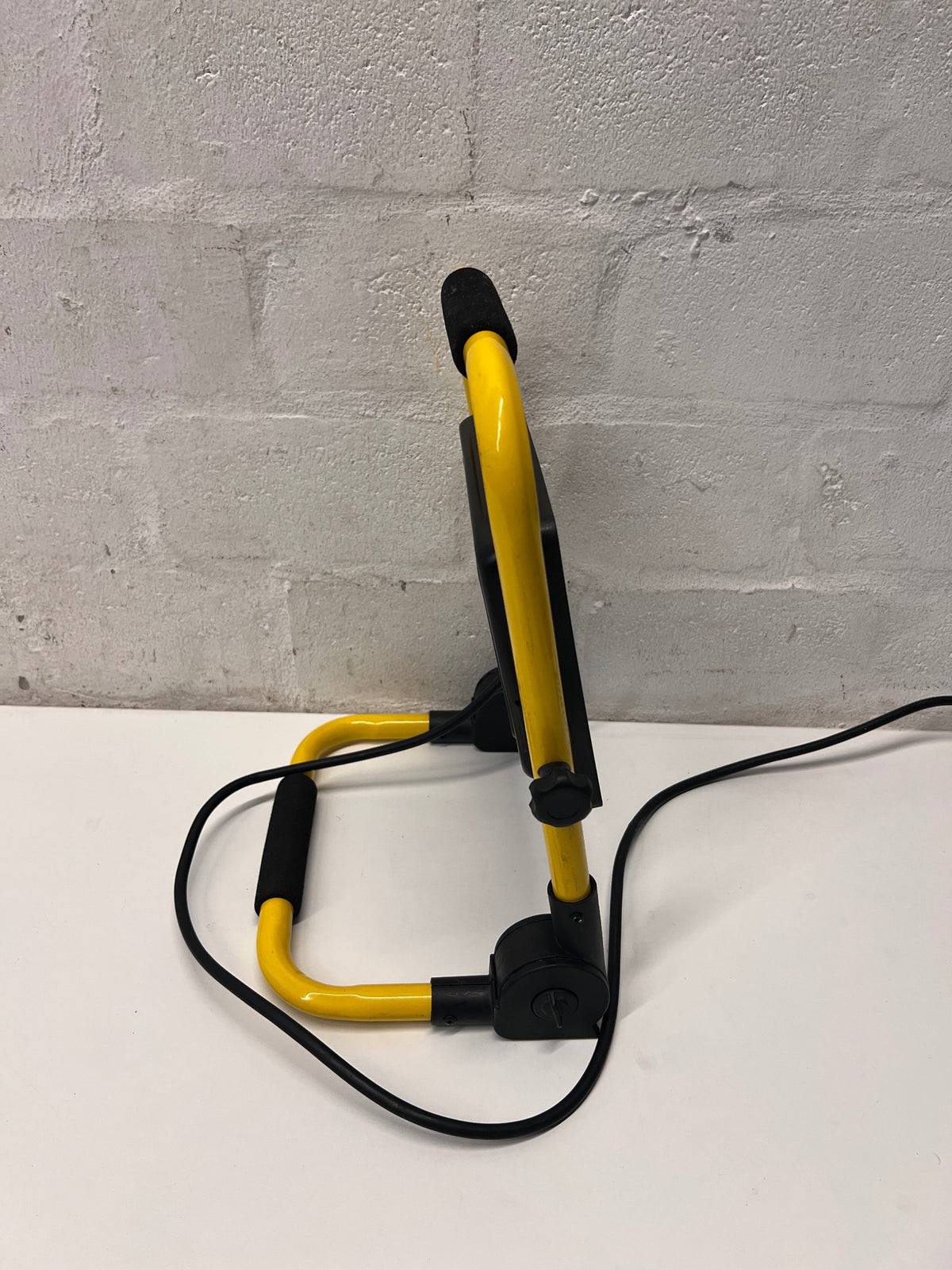 Flash Portable LED Work Light with Yellow Stand – width measurement