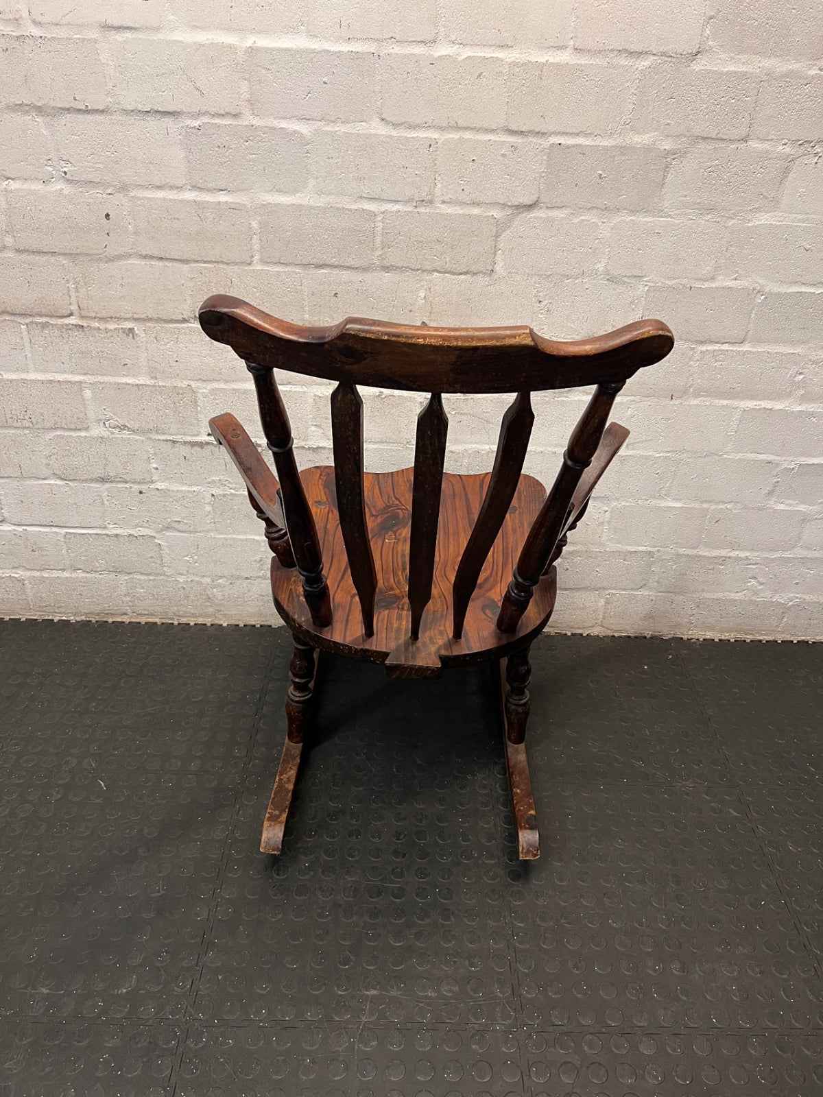 Vintage-Style Wooden Rocking Chair with Turned Spindles – condition detail