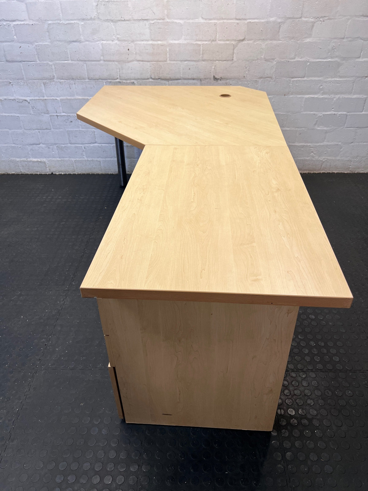 Large L-Shaped Office Desk with 4-Drawer Pedestal – condition detail