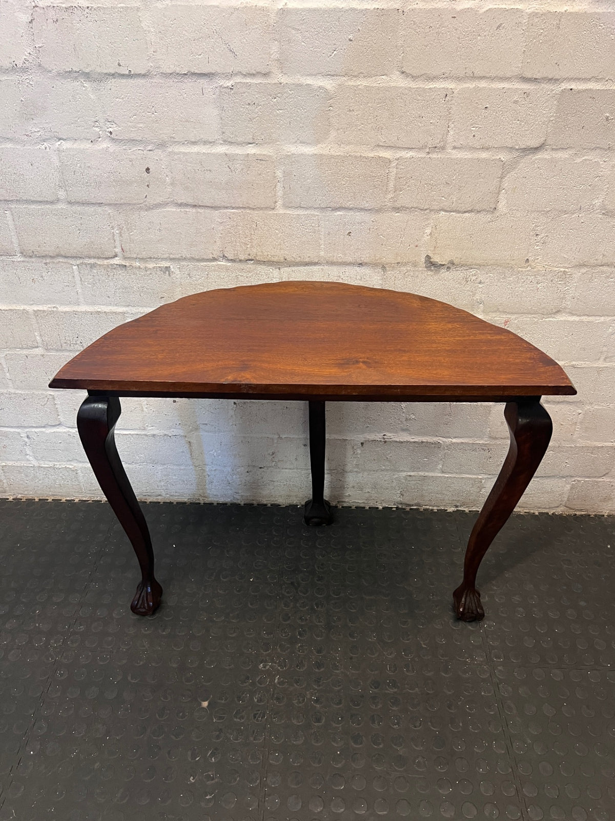Half-Moon Imbuia Console Table with Ball and Claw Feet – condition detail
