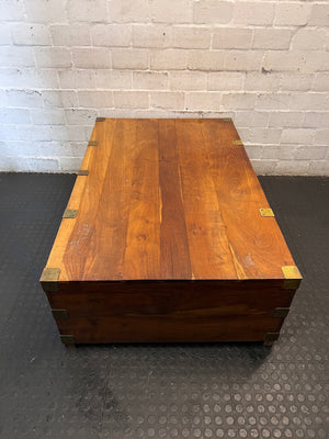 Solid Wood Storage Chest Coffee Table with Brass Detail — Broken Legs and Overall Damage – condition detail