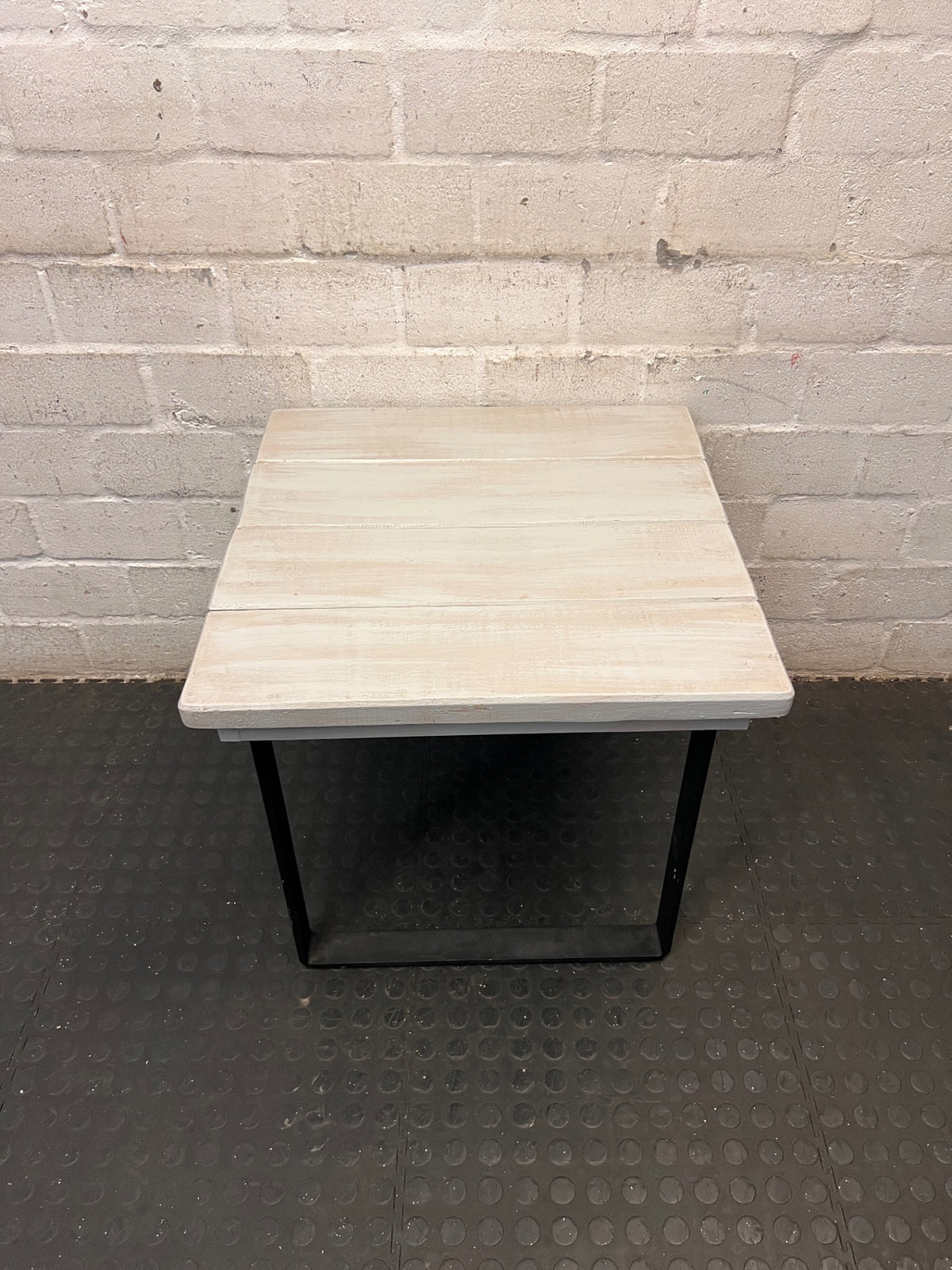 Whitewashed Slatted Side Table with Industrial Metal Base – condition detail