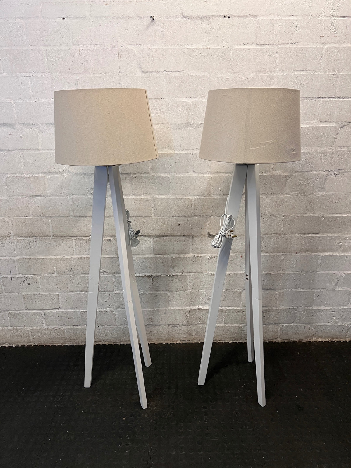 White Tripod Floor Lamp with Fabric Drum Shade – condition detail