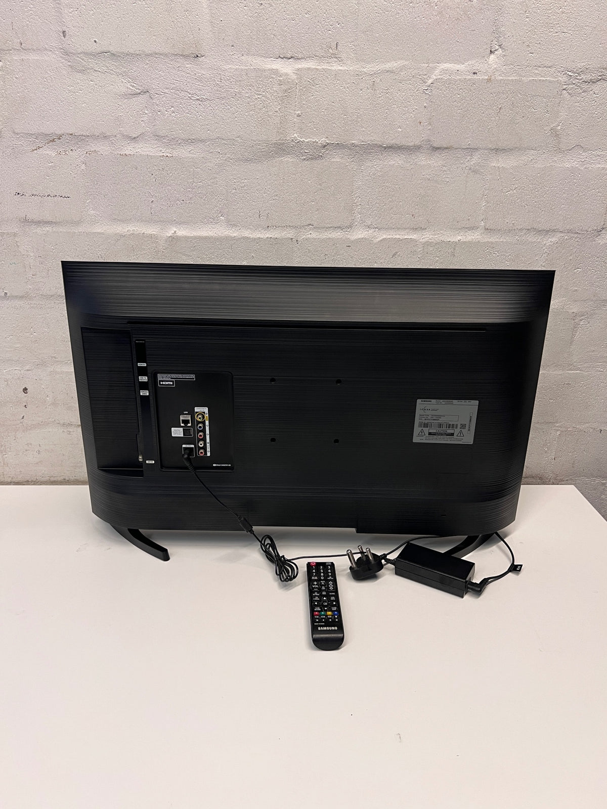 Samsung 32-inch LED Television in Black – condition detail