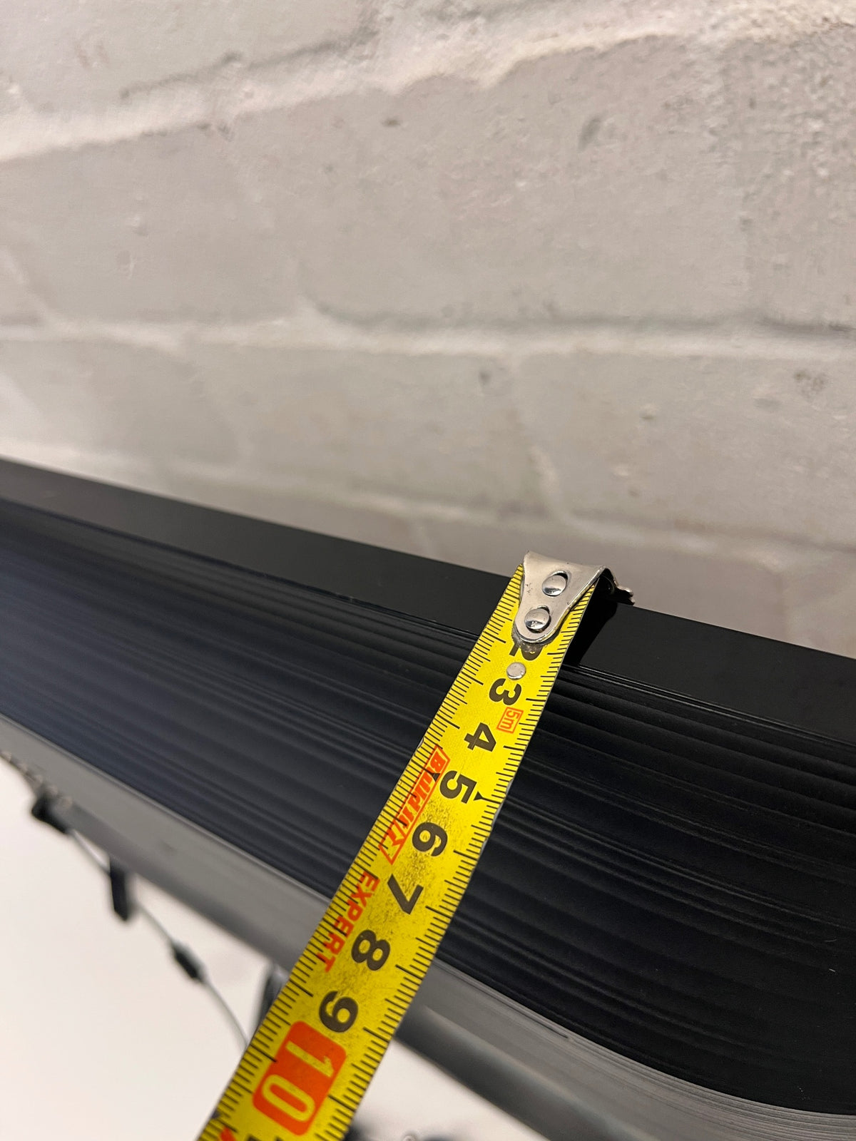 Samsung 32-inch LED Television in Black – depth measurement