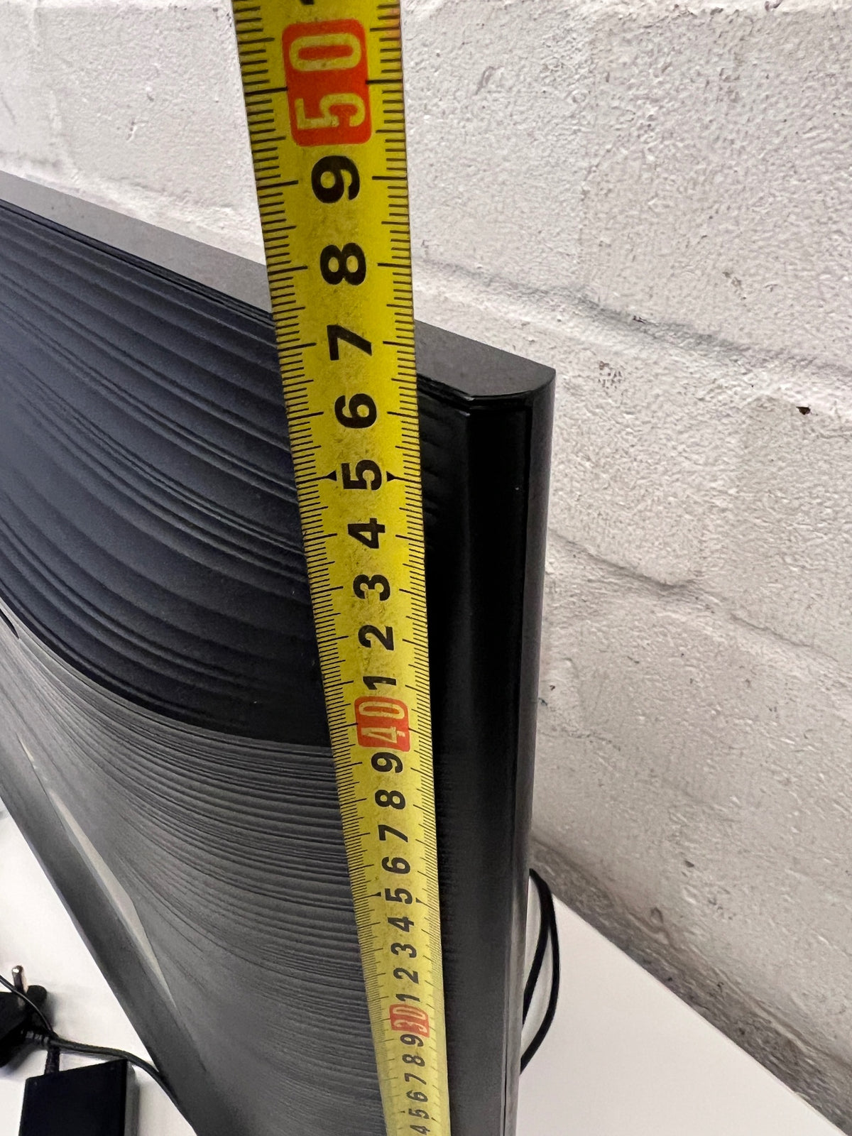 Samsung 32-inch LED Television in Black – height measurement
