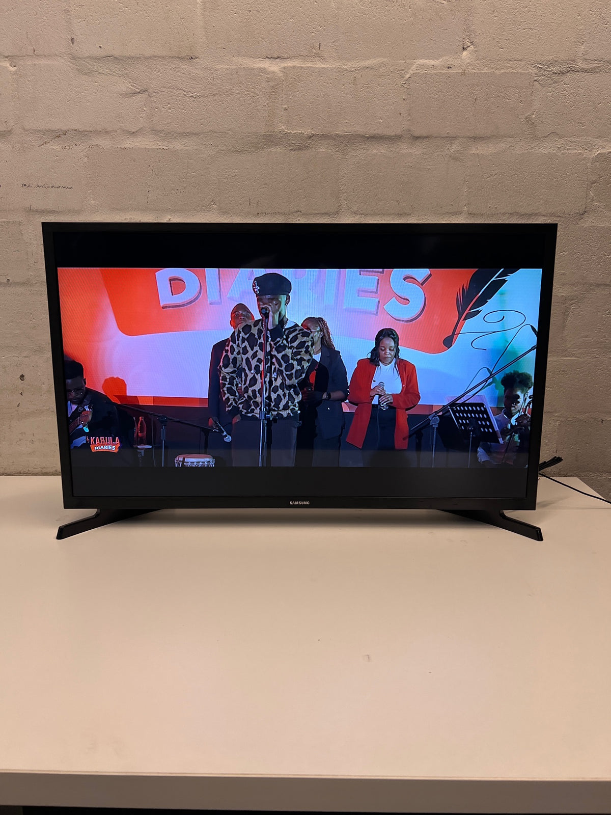 Samsung 32-inch LED Television in Black – main front view