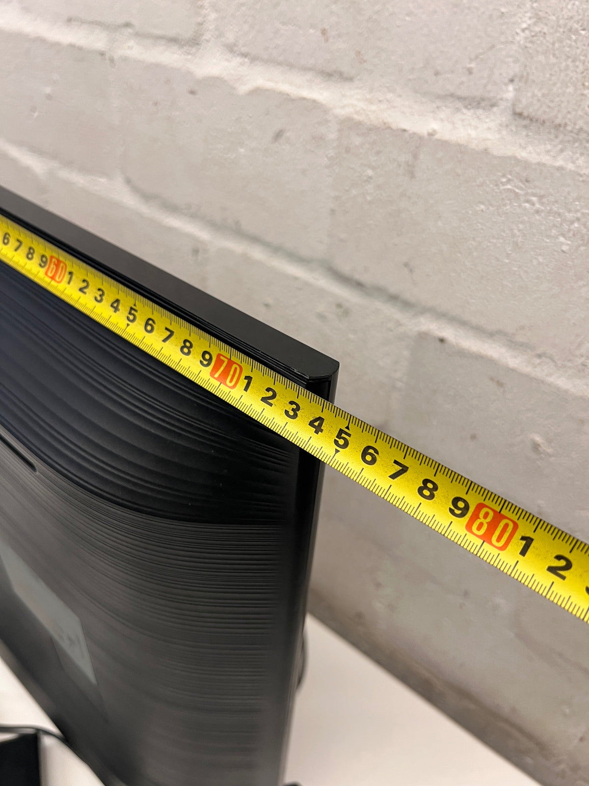 Samsung 32-inch LED Television in Black – width measurement