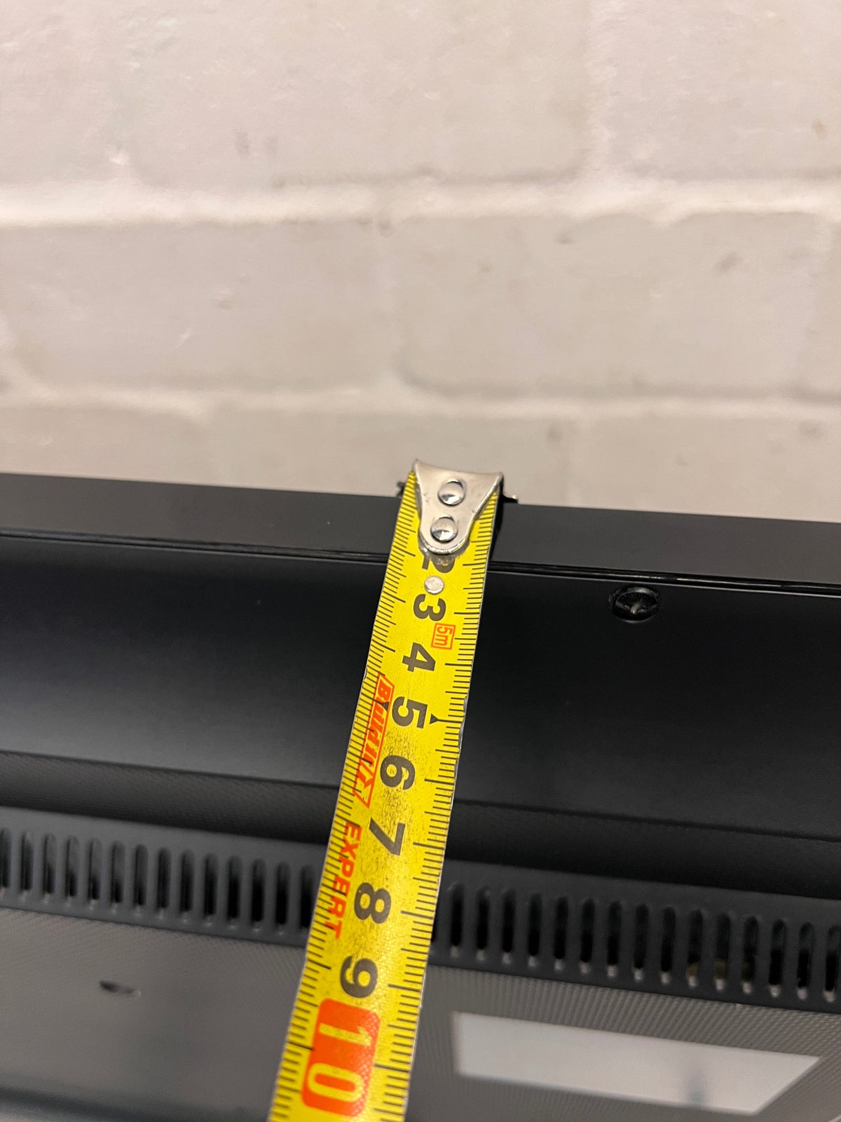 Samsung 40-inch Flat Screen Television in Black – depth measurement