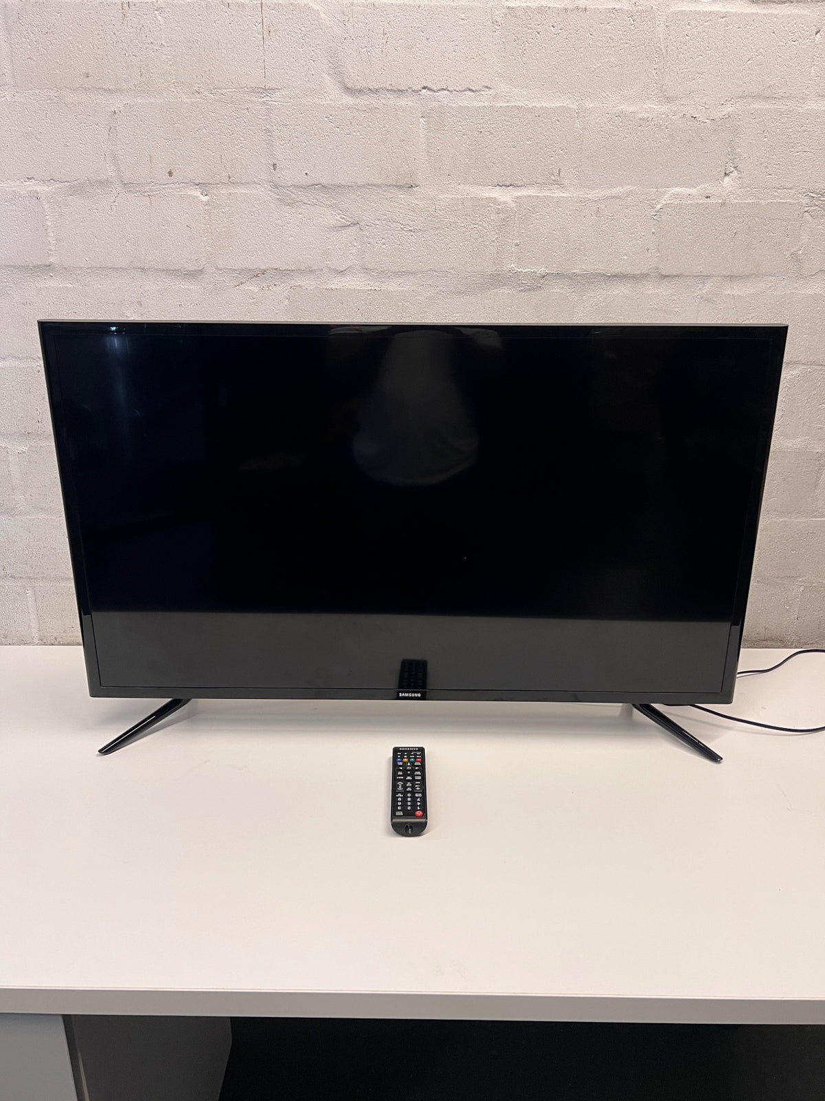Samsung 40-inch Flat Screen Television in Black – side view
