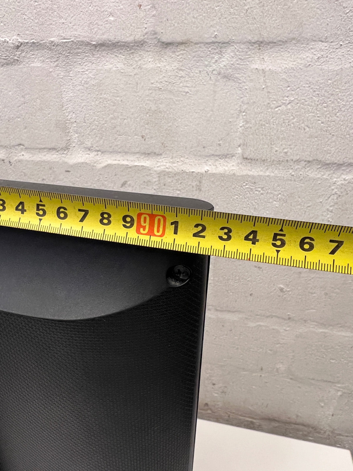 Samsung 40-inch Flat Screen Television in Black – width measurement
