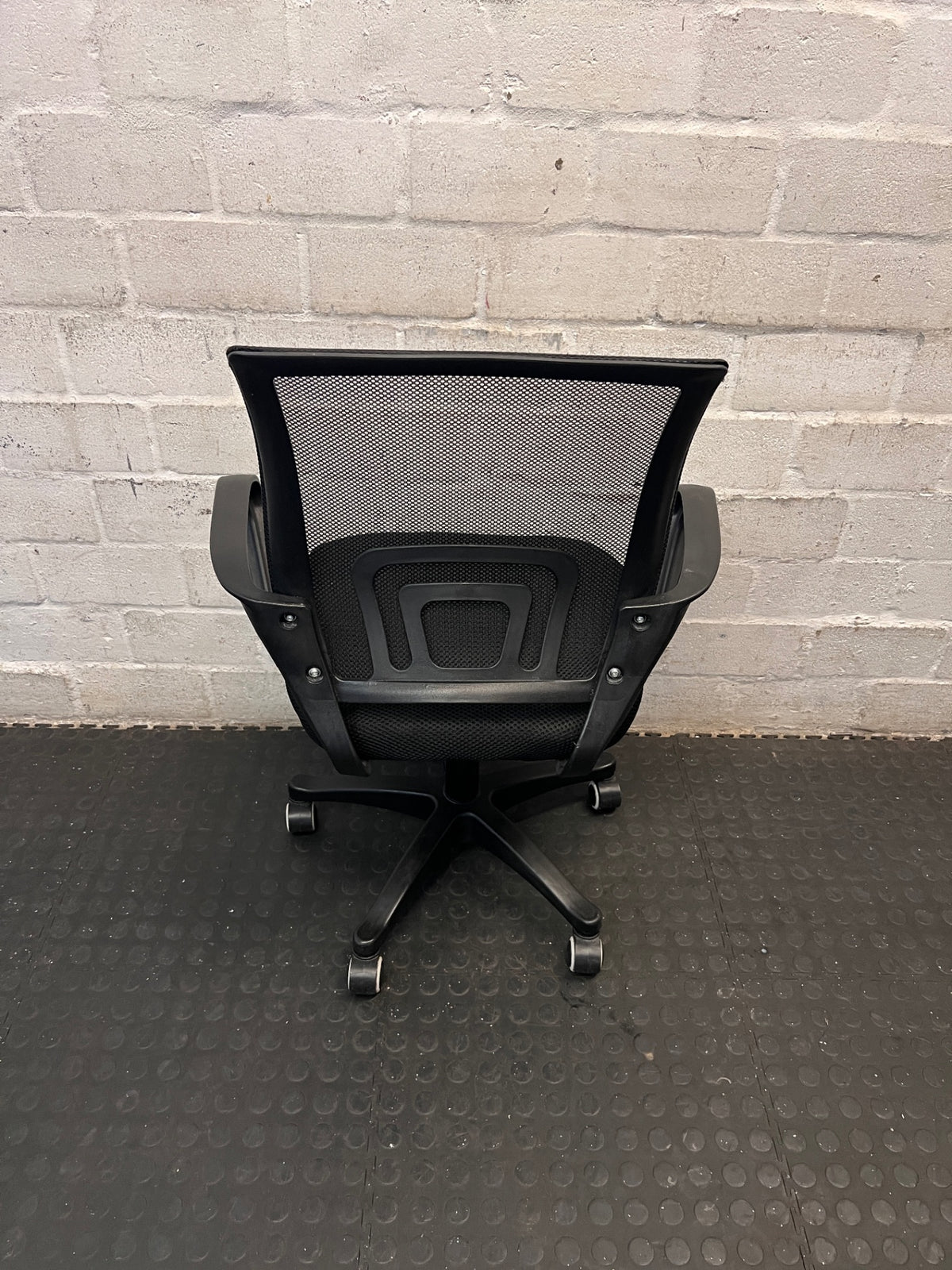Black Mesh Back Swivel Office Chair – condition detail