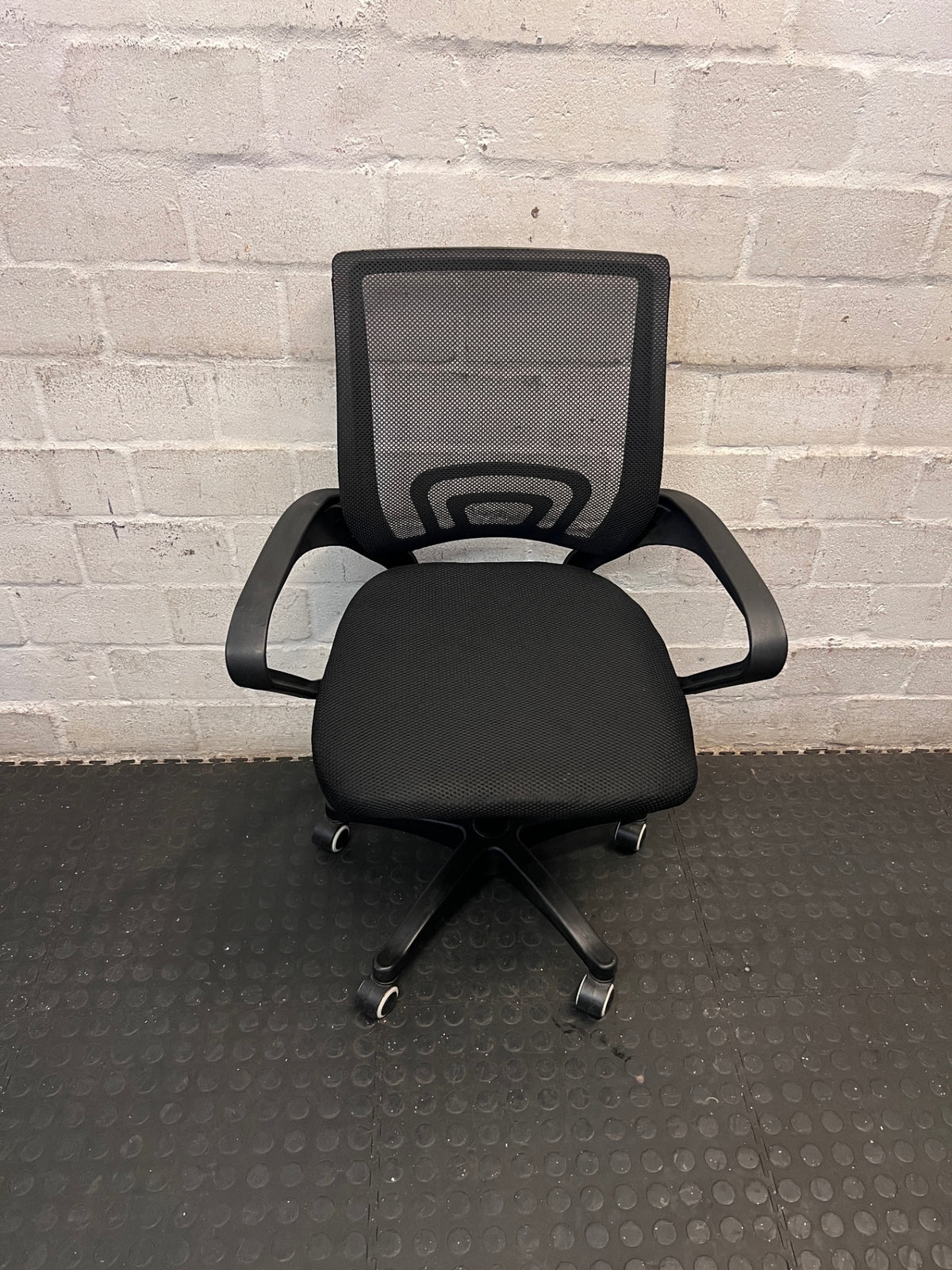Black Mesh Back Swivel Office Chair – main front view