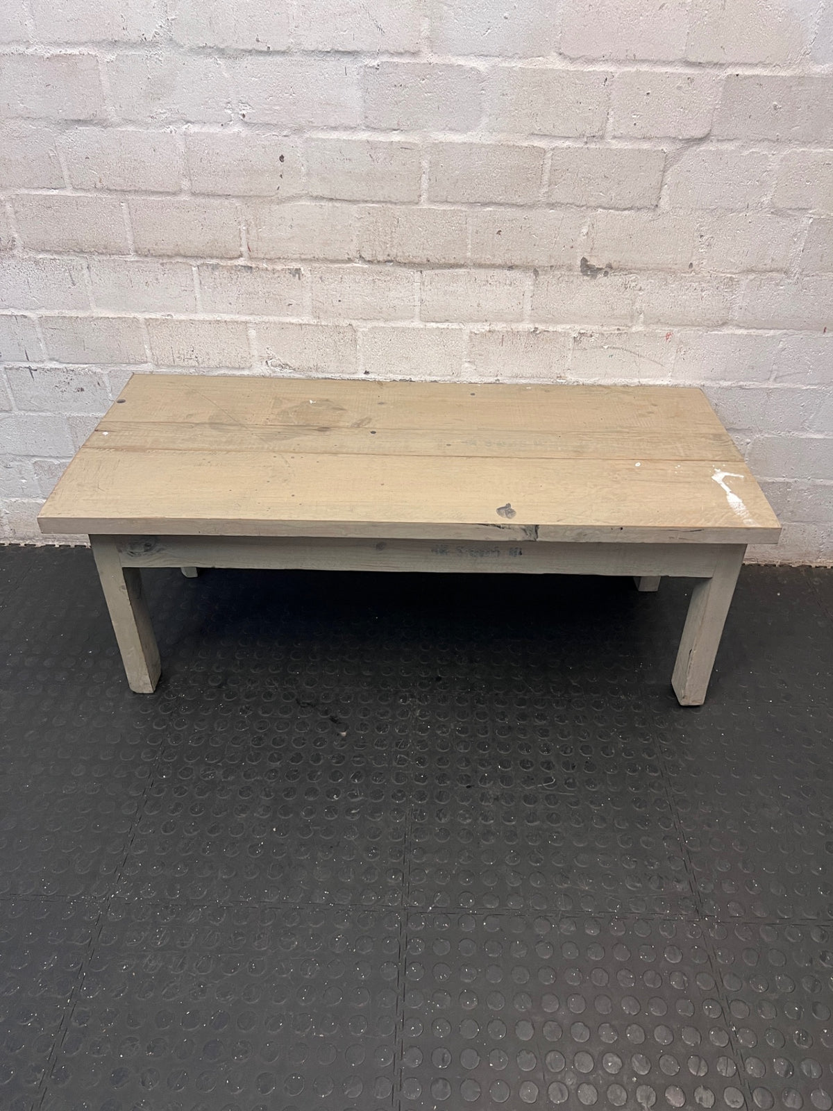 Whitewashed Rectangular Wooden Coffee Table – condition detail
