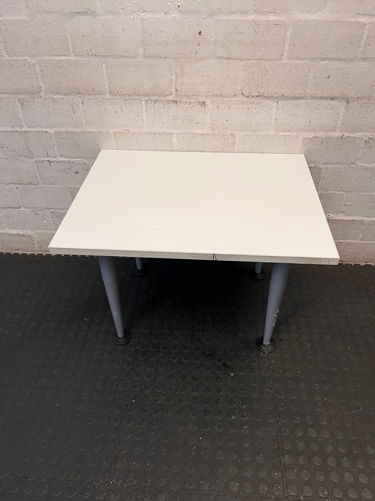 White Rectangular Coffee Table with Tapered Grey Legs – condition detail
