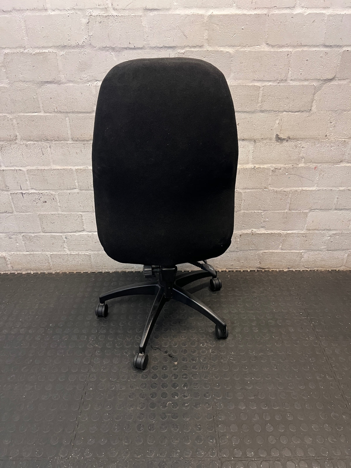 High-Back Black Fabric Office Swivel Chair – condition detail