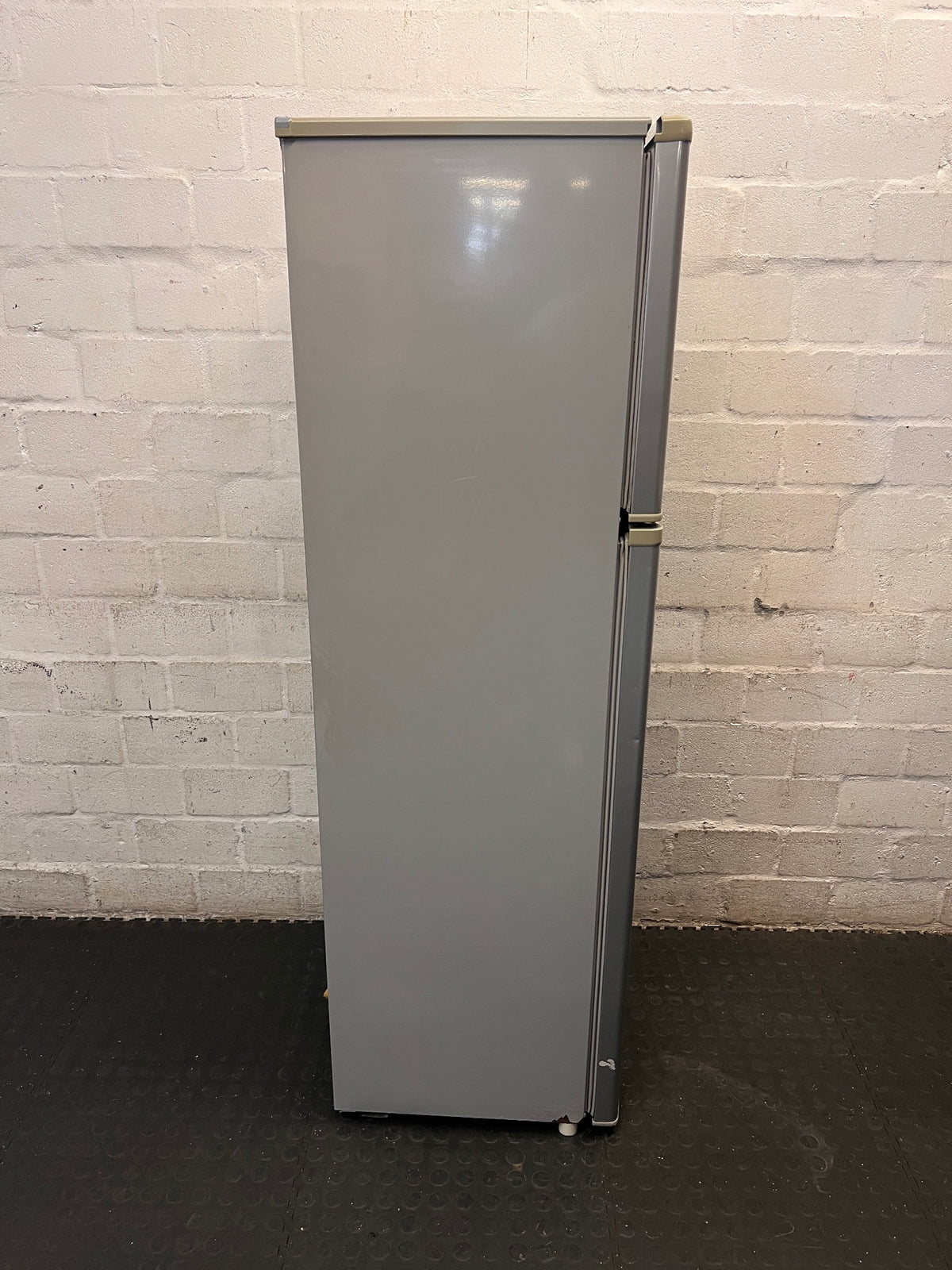 Hisense Silver Top Freezer Fridge – condition detail