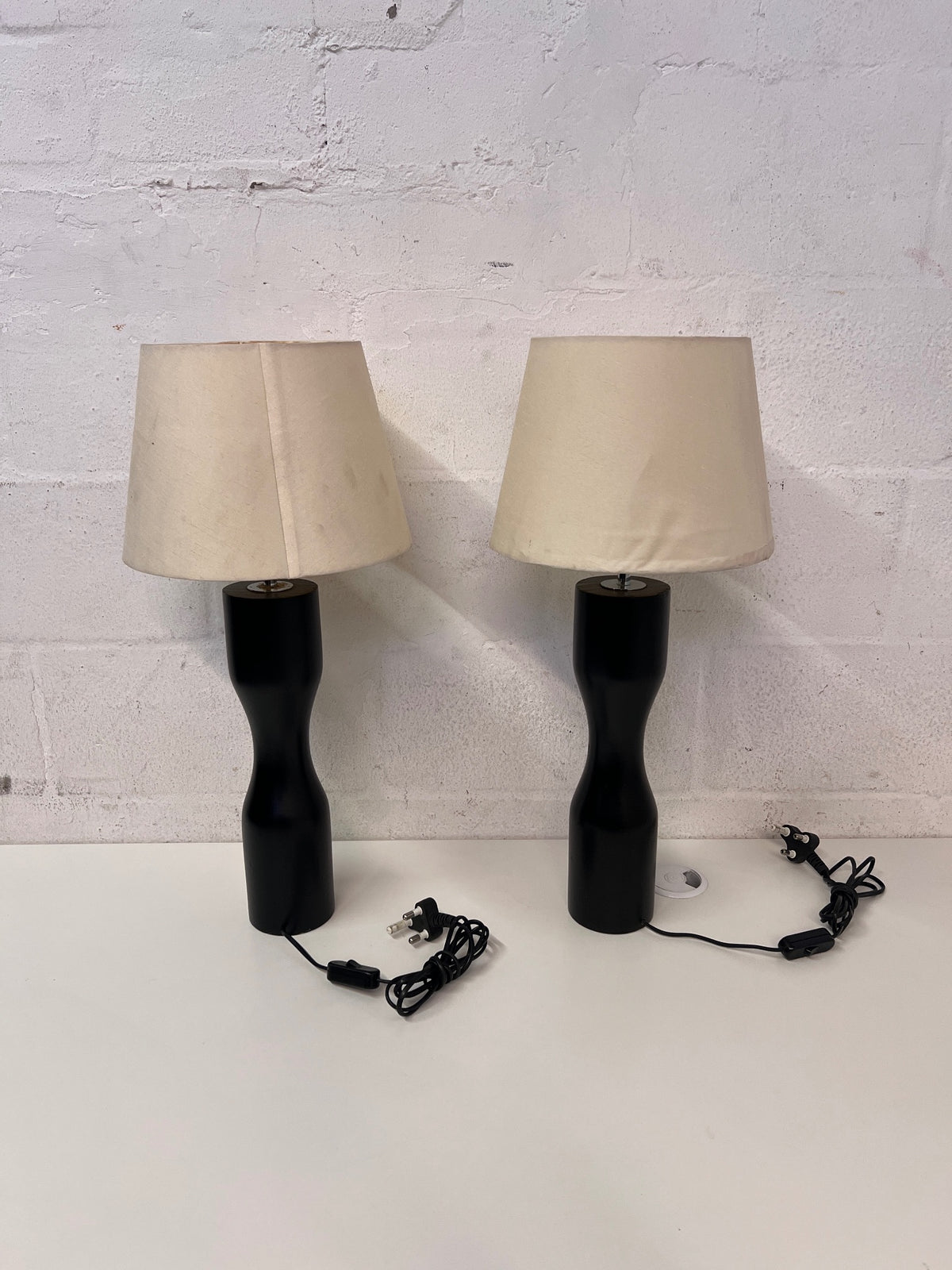 Modern Hourglass Table Lamp with Cream Fabric Shade – condition detail