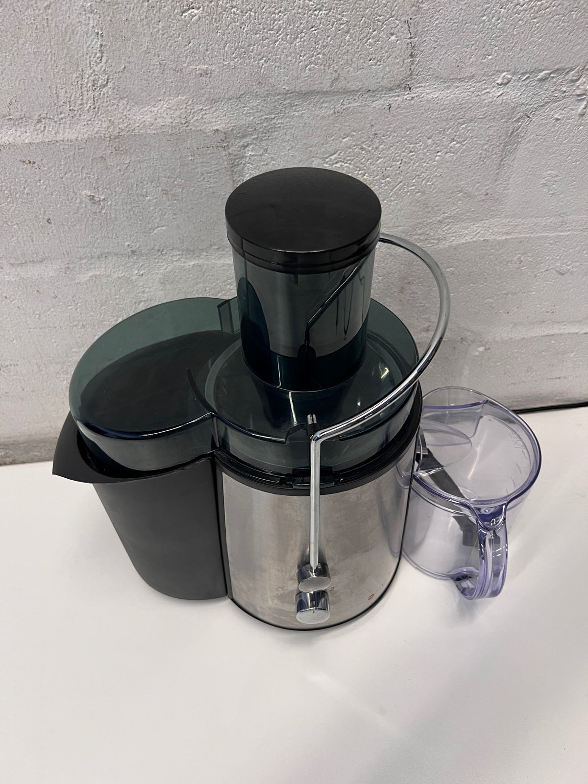 Milex Silver Vegetable and Fruit Juicer – side view
