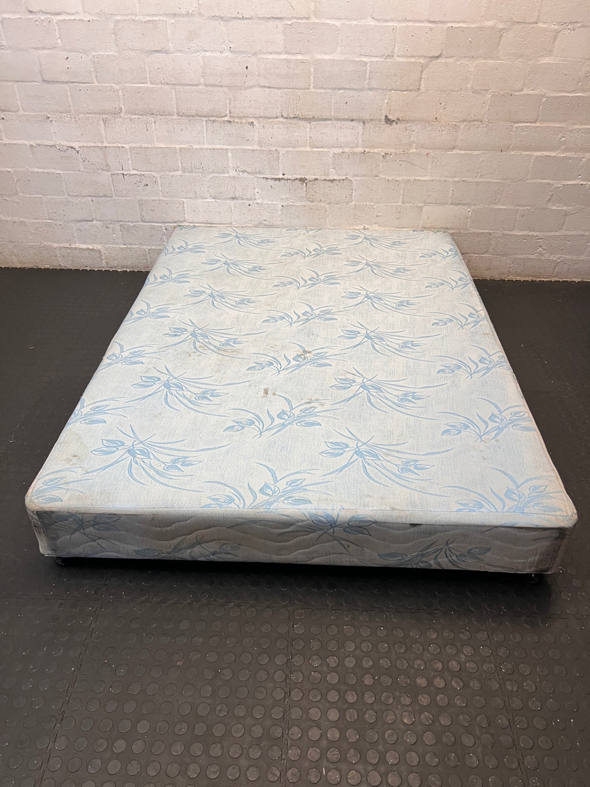 Patterned Double Bed Base – condition detail