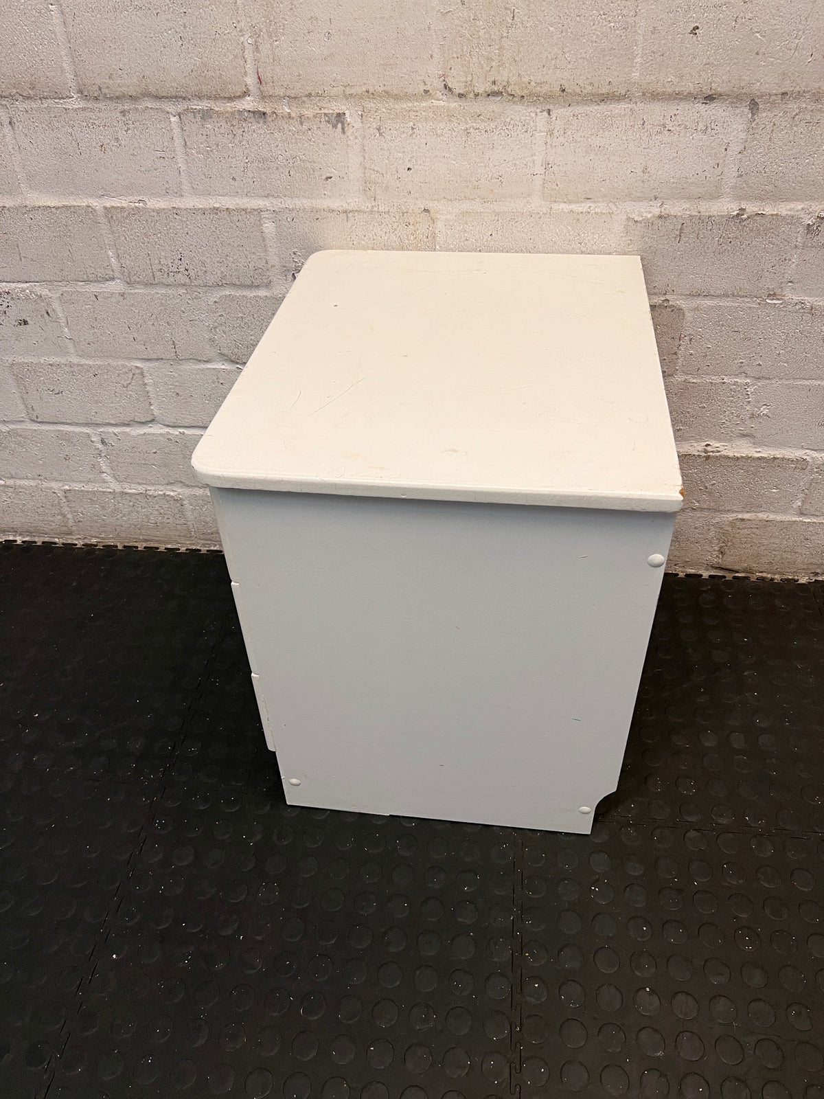White 3-Drawer Storage Pedestal – condition detail