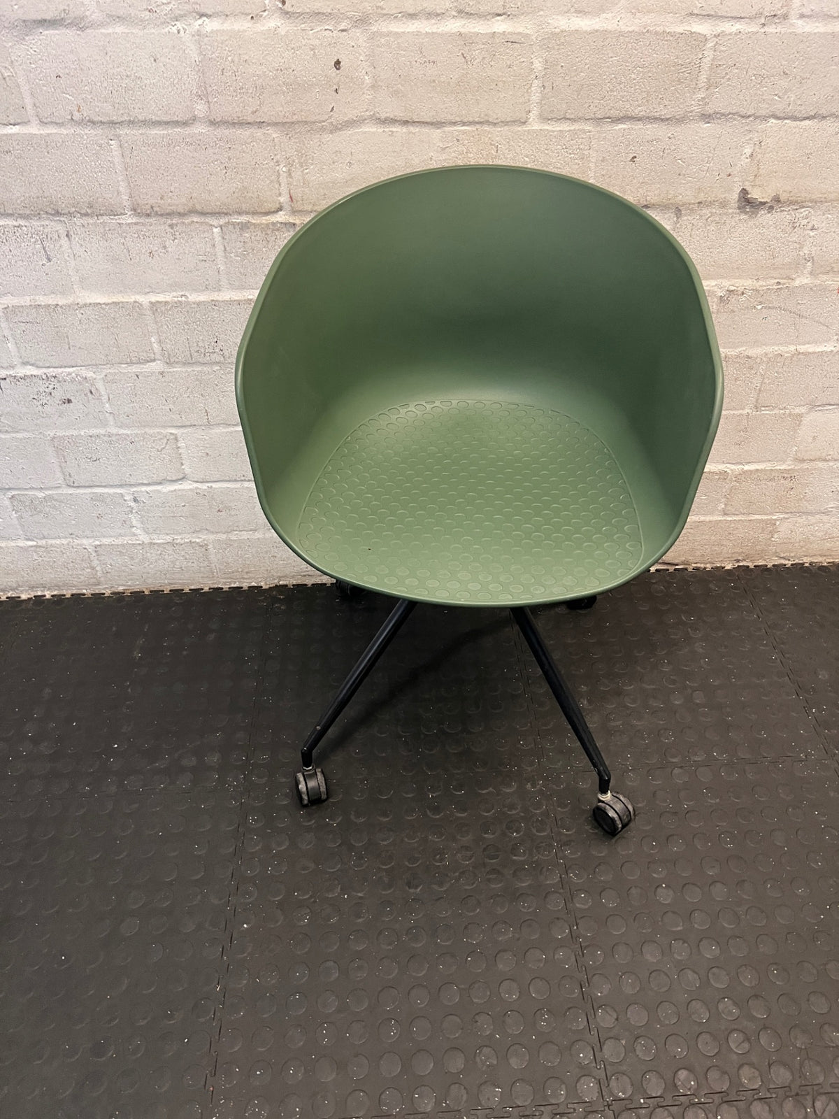 Modern Green Moulded Office Chair with Castors – main front view