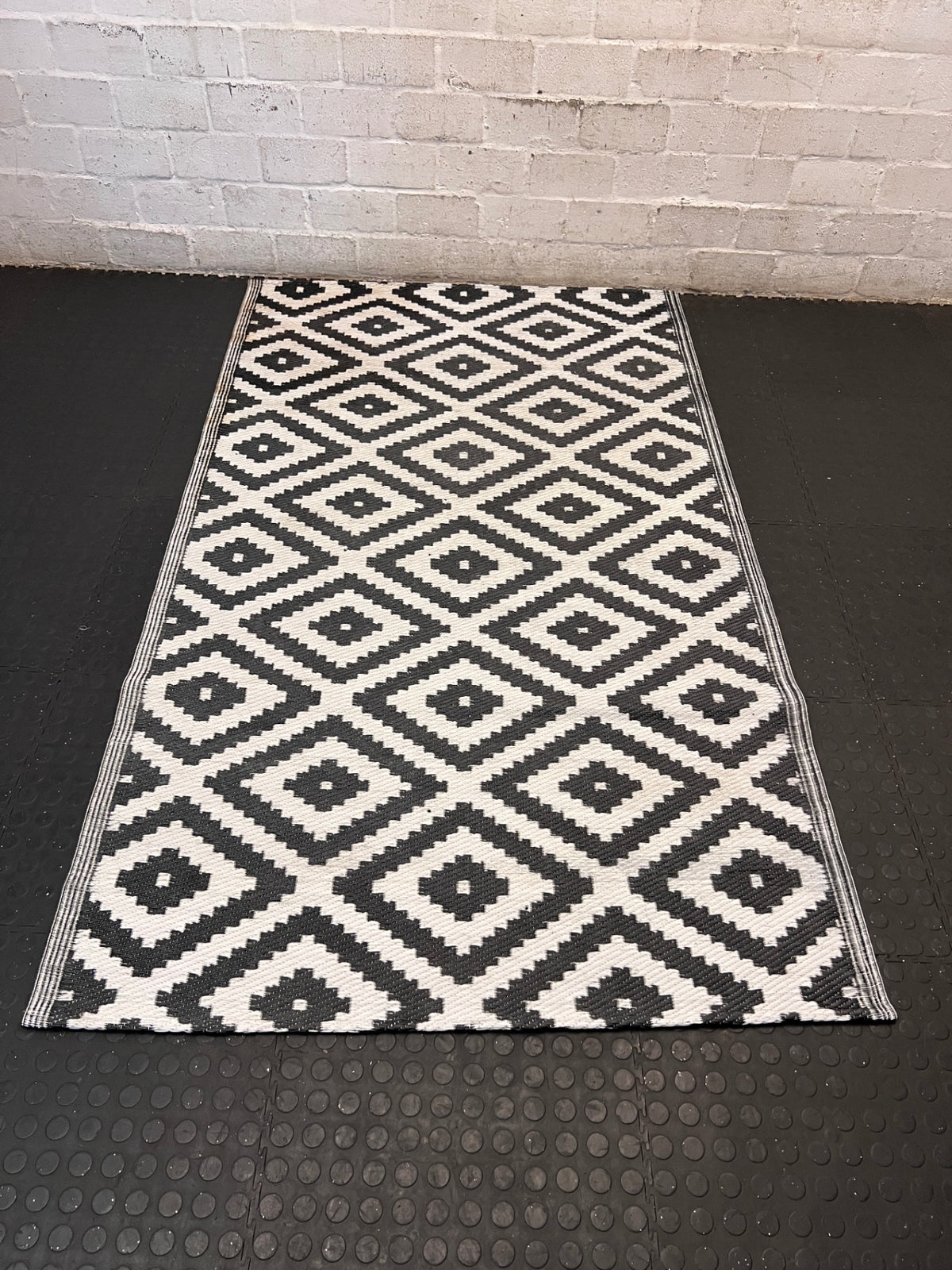Black and White Geometric Diamond Area Rug – condition detail